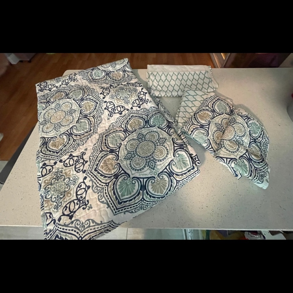 Elegant Blue and Green Patterned Bedding Set